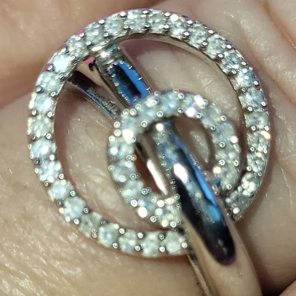 Diamond Ring 14k white gold in a beautiful setting! BrAND NEW WiTHOUT TAG